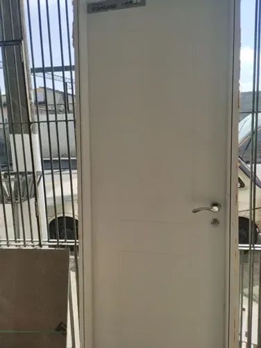 Porta de abrir branco com detalhe decorado completa 