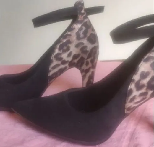 Scarpin Animal Print com Detalhes em Preto