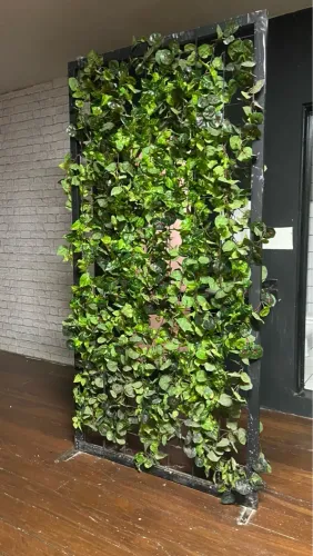 Painel Decorativo (estrutura de ferro) com Plantas Artificiais