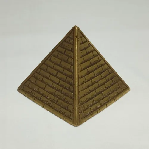 Pirâmide em metal dourado para decoração