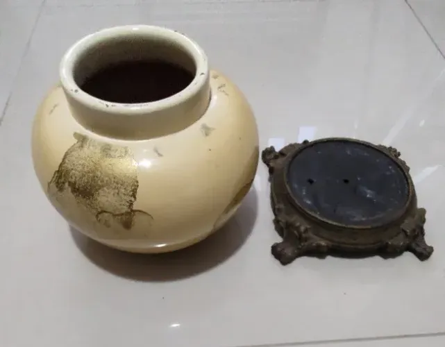 01 Vaso cerâmico decorativo com base em ferro fundido