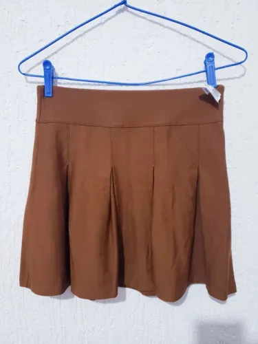 Saia marrom plissada