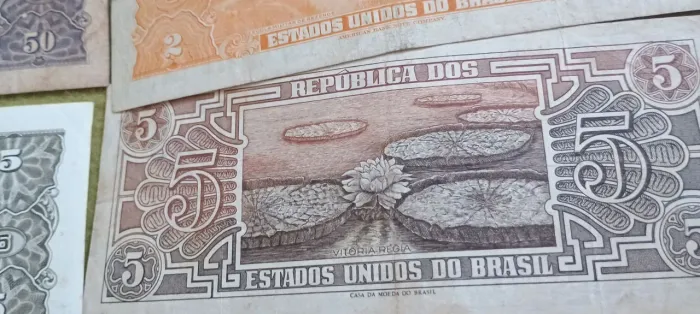 cédulas antigas de vários valores.
