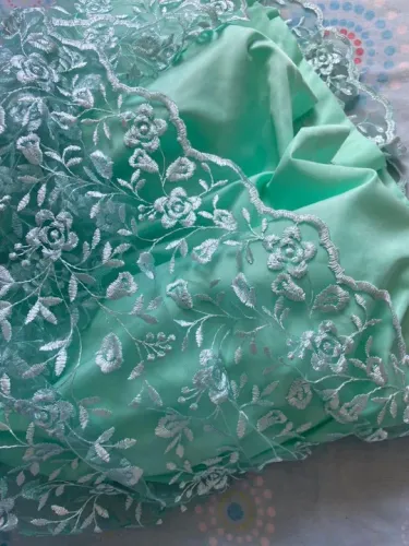 Vestido de renda verde claro com detalhes em pérolas