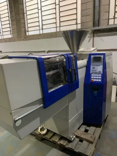 Máquina injetora de plásticos