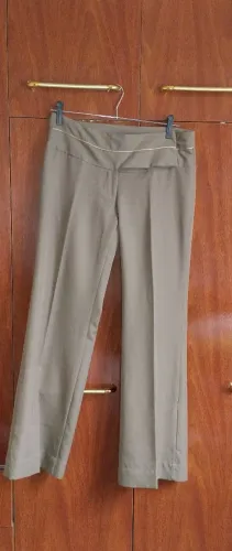 Calça caqui .