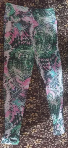 Calça legging estampada com detalhes em preto 