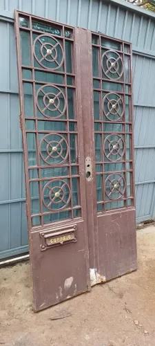 Porta antiga de ferro maciça com portinhola de vidro  / leiam a descrição abaixo 