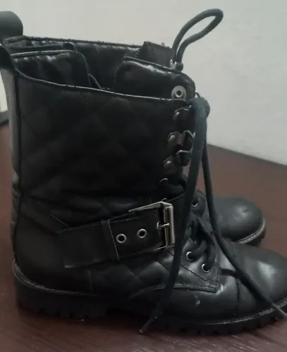 Botas pretas estilo militar