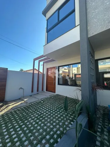 Sobrado Duplex com Duas Suítes no Canto Grande em Bombinhas SC.