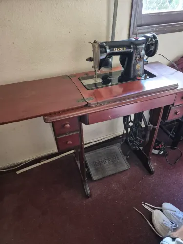 Máquina de costura Singer antiga