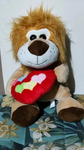 Leão de Pelúcia  33 cm com Coração ?Amo? - semi-novo <br>
