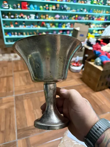 Taça antiga em metal