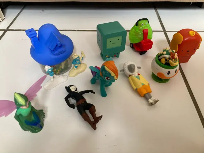 Brinquedos colecionáveis do Mc donalds.