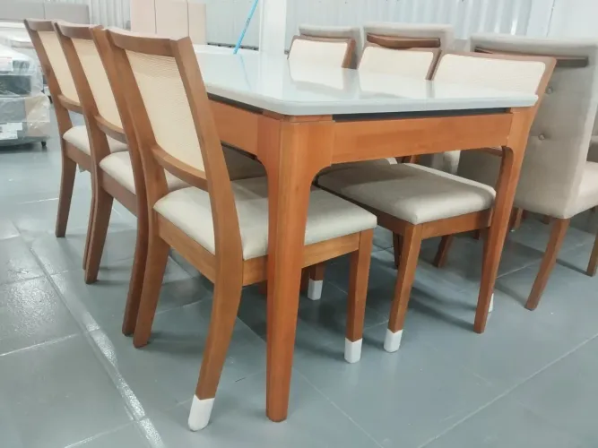 Mesa resistente na laka e com cadeiras de madeira maciça 