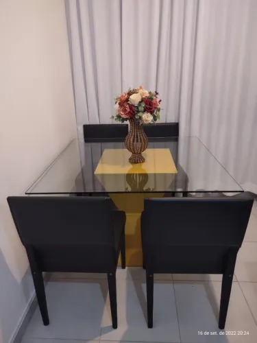 Mesa de vidro com quatro cadeiras