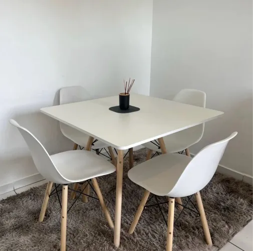 Mesa de Jantar Quadrada com 4 Cadeiras Eames Eiffel