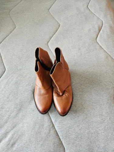 Bota em couro feminina  Arezzo 