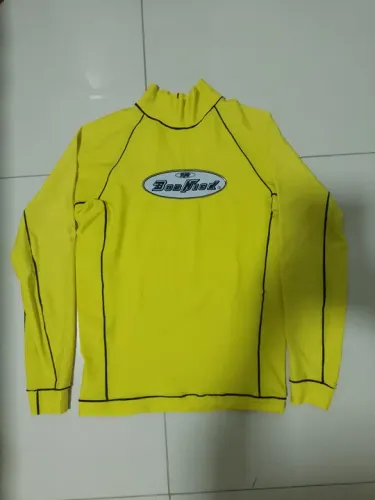 Camiseta de proteção UV para esportes aquáticos