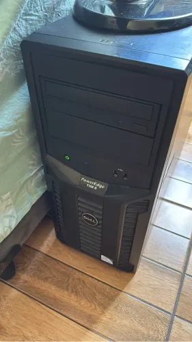Servidor Dell PowerEdge T110II funcionando