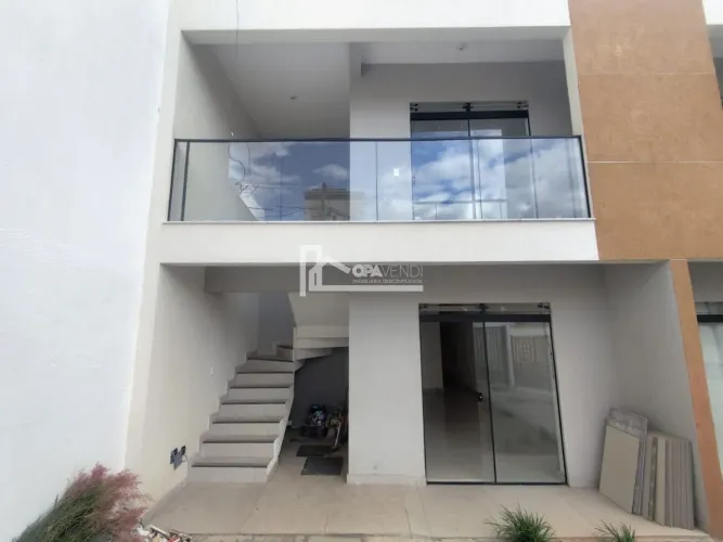 Casa Geminada Nova à Venda no Bairro Nacional, com 3 quartos, sendo 1 suíte, 1 Vaga