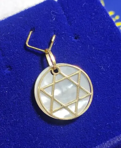 Pingente Estrela de Davi com Madrepérola Ouro 18 Kilates Peso 0.90 Gramas 15 mm           