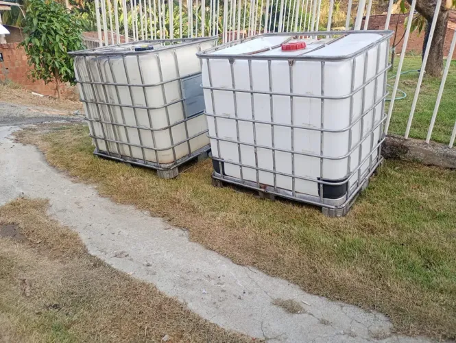 Caixa d'água de 1000 l semi-nova valo da unidade $450 só ligar *71 ou zap