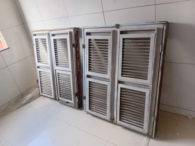 Janela veneziana de madeira 