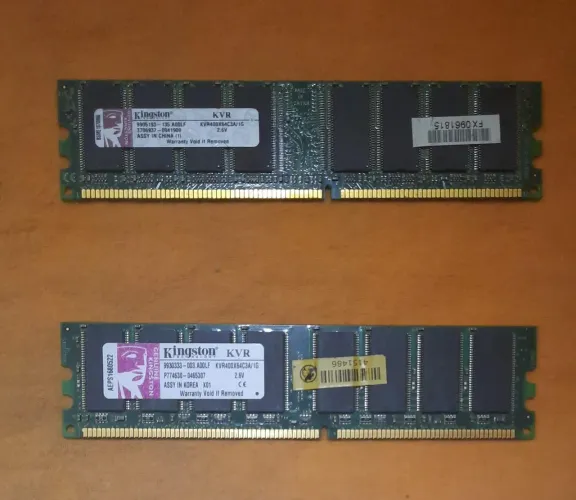 Memórias RAM Kingston 2GB (1GB cada uma) - Exclusivas.