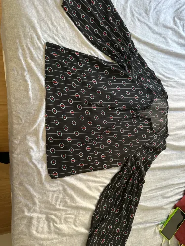 Blusa preta com desenhos TAM M leve transparência