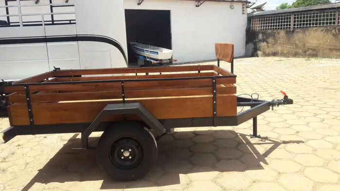 Carrocinha em ferro e madeira