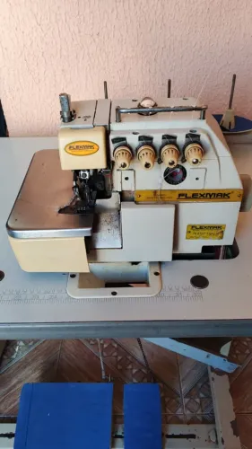 Máquina Interlok Industrial FlexMak modelo FK-B757-516x2-56  220v Usada Bege (Usado) 