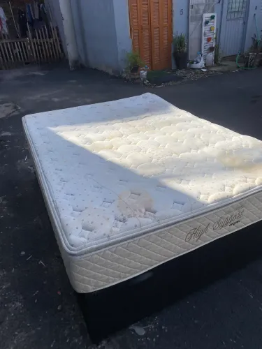 Cama com baú semi novo