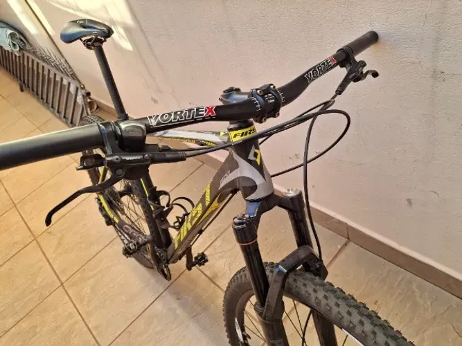 Bicicleta first athymus aro 29