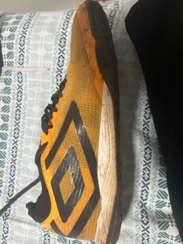 Chuteira umbro semi nova