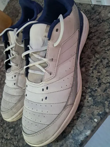 Chuteira futsal semi nova, faltando só dar uma lavada, vendendo pq já tenho outras duas.