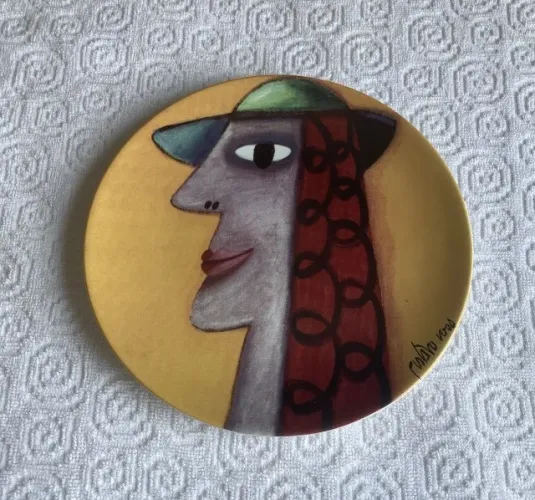 PRATO DECORATIVO  GUSTAVO ROSA MULHER COM CHAPÉU
