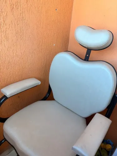 Cadeira de maquiagem com apoio para os bracos