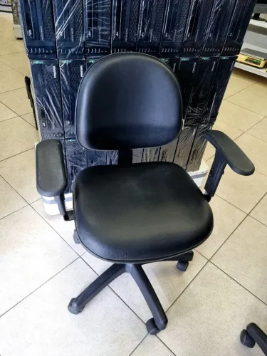 Cadeira para Escritório Preta em Courino Primo Estado e Qualidade Reforçada 