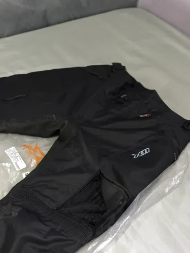 Vendo calça de motociclista X11 modelo Versa nova no plástico