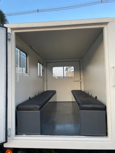 Cabine suplementar e carroceria