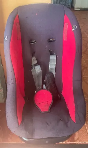 Tem uma cadeirinha pra venda