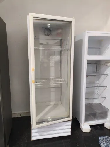 EXPOSITOR VERTICAL REFRIGERADO - PORTA DE VIDRO - 220V