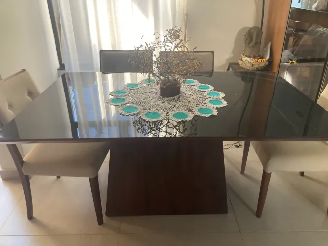 Mesa de Sala tampo de vidro com seis cadeiras. Peça muito bonita!!!