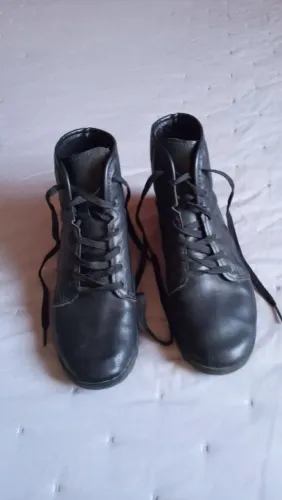 Bota infantil usado apenas 1x em perfeito estado.