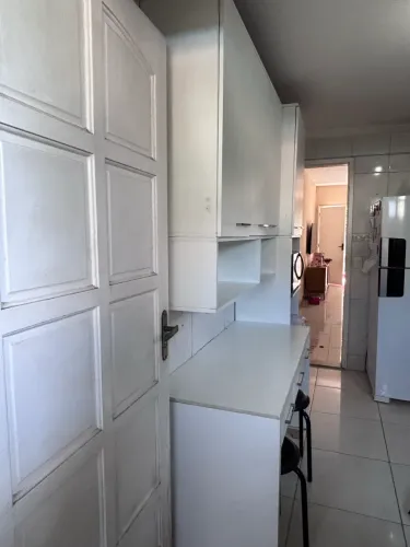 Armário de cozinha planejado + mesa com três gavetas