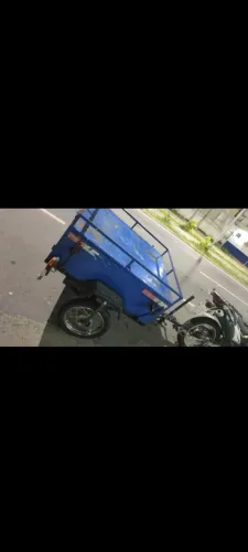 Trolete fechado, vedado, não entra água, emplacado,rodas reforçadas de moto, chave .