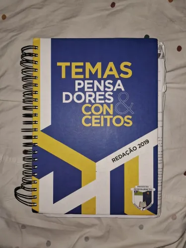 Livro de questões "Temas, Pensadores e conceitos" do 3 ano e Pre Enem