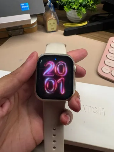 Apple Watch Series 8 starlight