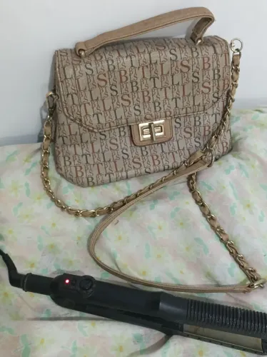 Bolsa de mão e de ombro mas prancha de cabelo